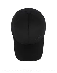 Draufsicht auf fein gewebten schwarzen Twill-Stoff und Sport-Stickerei der Baseballkappe