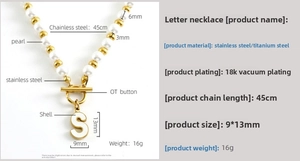 Détail du collier de perles plaqué or 18 carats avec fermoir OT et pendentif lettre S