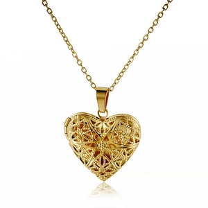 Collar de relicario de corazón y estrella de acero inoxidable 316L dorado en fondo blanco