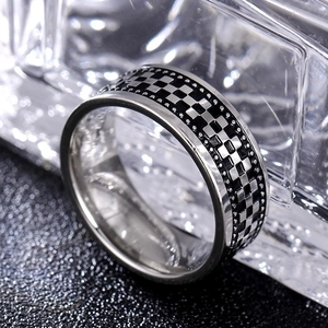 Herren Retro-Ring aus Titanstahl mit schwarz-silbernem Schachbrettmuster und Nieten