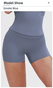 Dettaglio dei pantaloncini da yoga a vita alta grigio blu fumo con modella esperta