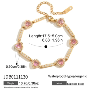 Details eines goldenen Edelstahl-Herzarmbands mit rosa Steinen und technischen Daten