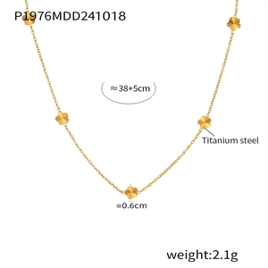 Vue détaillée du collier fleurs en titane doré avec chaîne de 38 cm et extension de 5 cm