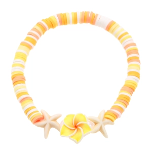 Dettaglio macro del bracciale estivo con ciondoli a stella marina e fiori di frangipane