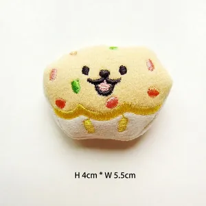 Detailed size view of a plush cupcake toy with measurements 4cm height and 5.5cm width