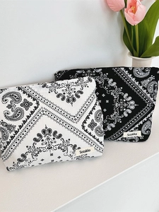 Borsa da trucco in tela con motivo paisley e chiusura a zip in nero e bianco