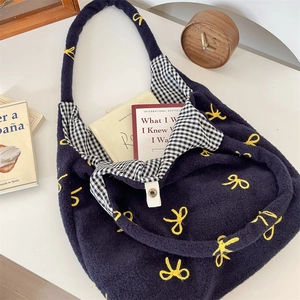 Détails du sac fourre-tout en peluche avec broderie nœud jaune et doublure vichy