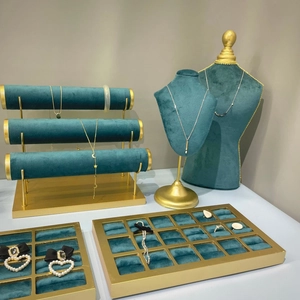 Présentoir à bijoux de luxe en velours vert foncé et or avec bustes et supports en T
