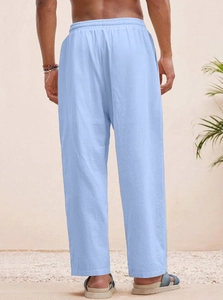 Dettaglio dei pantaloni in lino azzurro con texture e coulisse sul retro del modello