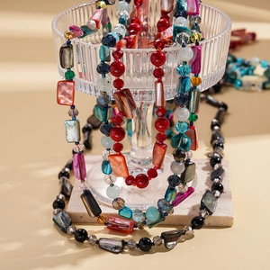 Collier bohème multicouche avec coquillages colorés et cristaux sur support en verre
