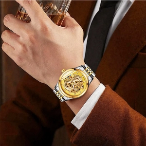 Vue détaillée d'une montre de luxe avec cadran dragon doré sur un homme d'affaires