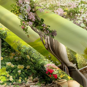 Makroaufnahme des floralen Wandteppichs mit Kirschblüten und feiner Stofftextur