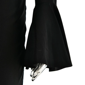 Detailansicht der weiten Trompetenärmel an einem schwarzen V-Ausschnitt-Kleid