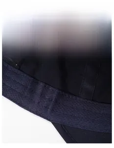 Dettaglio della fascia antisudore e dell'etichetta 100% cotone dentro il cappello