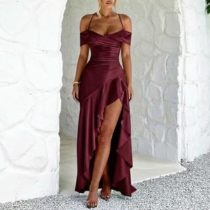 Détail d'une robe en satin bordeaux avec fente haute et textures drapées élégantes