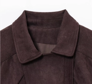 Gros plan détaillé du revers d'une veste en daim marron chocolat avec coutures fines
