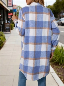 Damen Mantel mit Karomuster in Blau und Weiß, langer Woll-Look, Rückansicht Streetstyle