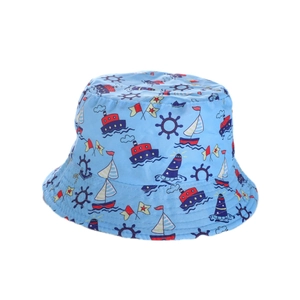 Dettaglio cappello pescatore azzurro per bambini con stampe di navi e fari nautici
