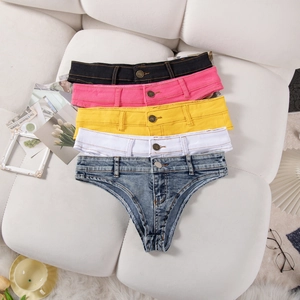 Vue à plat de mini shorts en jean taille basse multicolores sur un canapé blanc