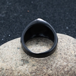 Dettaglio dell'anello in acciaio inossidabile nero con design a scudo geometrico