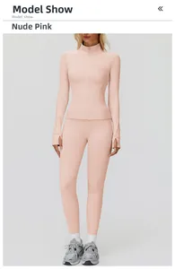 Détail de l'ensemble de sport rose nude avec veste zippée et leggings à passe-pouces