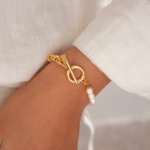 Detail of 18k gold plated chain bracelet with faux pearls and an elegant OT toggle clasp