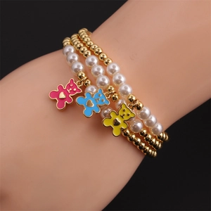 Dreiteiliges elastisches Armband-Set mit Goldperlen, Perlen und bunten Bärchen