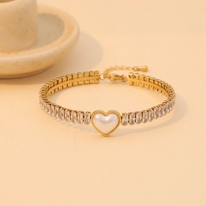 Gold stainless steel bracelet with rectangular zircons and white heart-shaped pearl detail