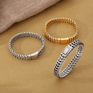 Tre bracciali a catena intrecciata in oro, argento e finitura vintage con chiusura quadra