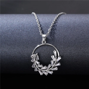 Fashionable silver leaf zircon pendant necklace with a round floral choker design