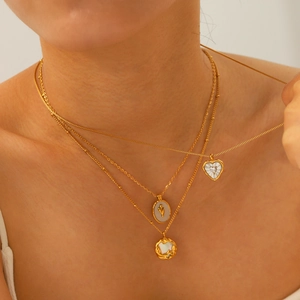 Dreilagige 18K vergoldete Edelstahlkette mit Perlenimitat und Herzanhängern für Damen
