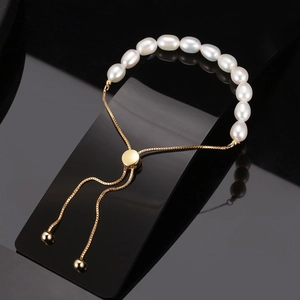 Elegant s925 silver bracelet featuring natural freshwater pearls and adjustable gold chain