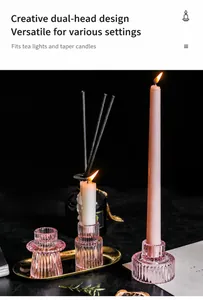 Dettaglio del portacandele in vetro rosa a coste con doppio uso per lumini e candele lunghe