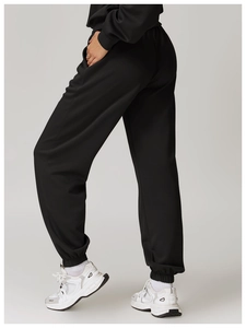 Detailansicht der elastischen Rippbündchen an der schwarzen High-Waist-Jogginghose