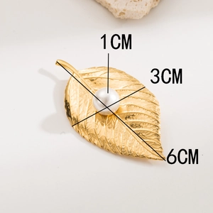 Detailed size view of gold leaf brooch with pearl, dimensions 6cm by 3cm shown