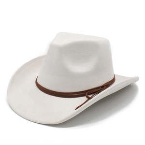 Détail d'un chapeau de cow-boy crème avec large bord et cordon de décoration marron