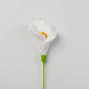 Fleur de lys calla blanche crochetée à la main avec étamine jaune pour décor