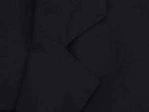 Gros plan sur les coutures et la texture du lin mélangé noir sur le col du vêtement