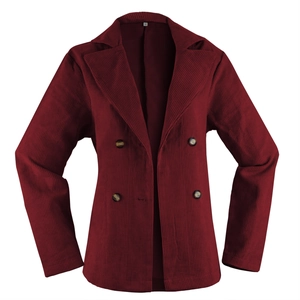 Detailstruktur des burgunderroten Cordstoffs an einem zweireihigen Blazer für Damen