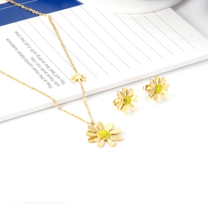 Détail d'une parure de bijoux tournesol dorée avec micro-cristaux jaunes sur collier et boucles