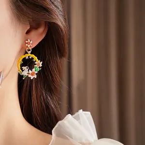 Boucles d'oreilles vintage avec lapin, fleurs en émail et anneaux tressés jaunes