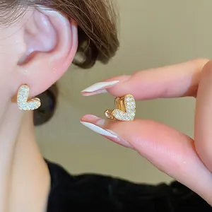 Boucles d'oreilles cœur plaquées or avec zircone cubique et émail pour un look élégant