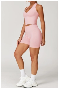 Détail du short de yoga rose sans couture montrant la taille haute et le tissu côtelé