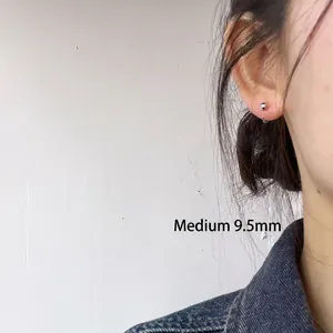 Pendiente de plata de ley 925 usado por una modelo con un estilo muy minimalista