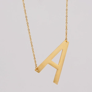 Elegante collar de acero inoxidable bañado en oro de 18K con colgante de letra A mayúscula