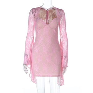 Detalle del mini vestido de encaje rosa con mangas acampanadas y forro transparente
