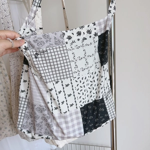 Gros plan détaillé du sac en coton patchwork avec motifs floraux, carreaux et rayures