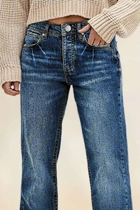 Detailopname van vintage blauwe jeans met hoge taille en natuurlijke denim wassing