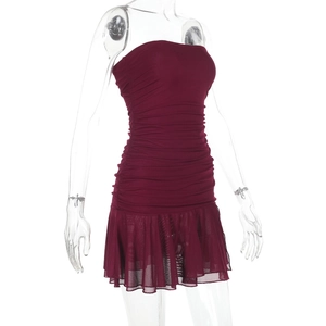 Détail du patchwork en mesh bordeaux et du design froncé sur la robe de cocktail moulante