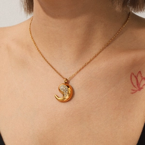 Collier goutte d'or en acier inoxydable poli avec cristaux pour femmes porté sur le cou